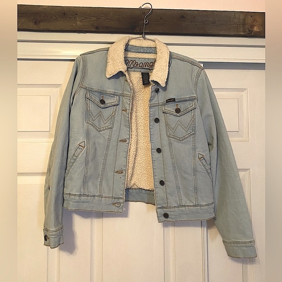 Wrangler Woman’s Sherpa lined denim jacket size S - Picture 1 of 4